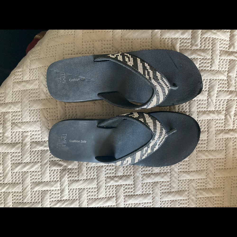 Time and tru size 8.5 cushion sole black wedge flip flops